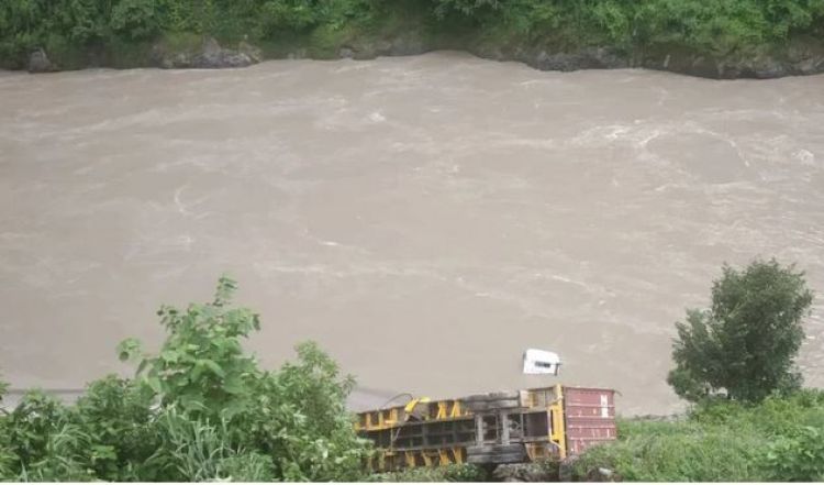  त्रिशुली नदीमा खस्यो मालबाहक ट्रक 