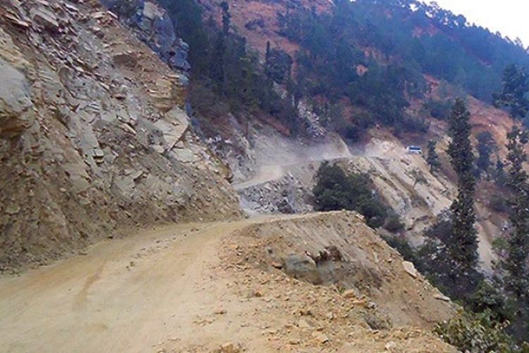 अझै पूरा भएन मध्यपहाडी लोकमार्गको जाजरकोट सडकखण्ड, थपिँदै समस्या