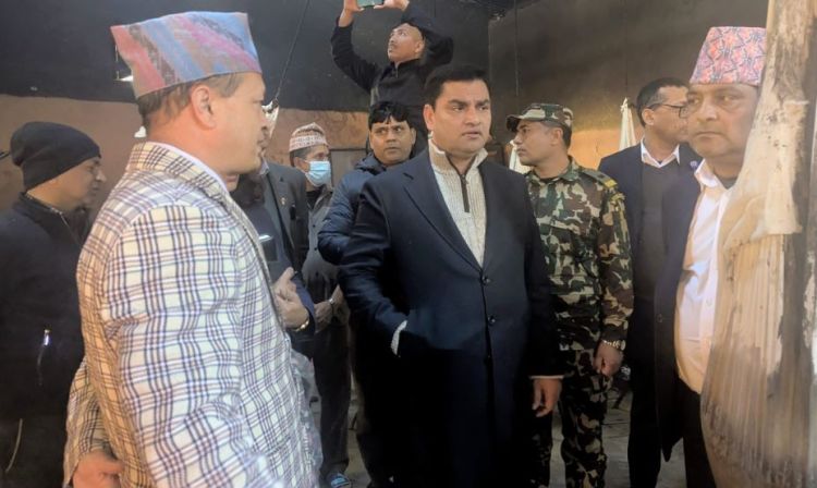 स्वास्थ्यमन्त्री पौडेलद्वारा सिंहदरबार वैद्यखानाको अनुगमनः औषधीको उत्पादन बढाउनुस्, चाहिने खर्च सरकारले दिन्छ