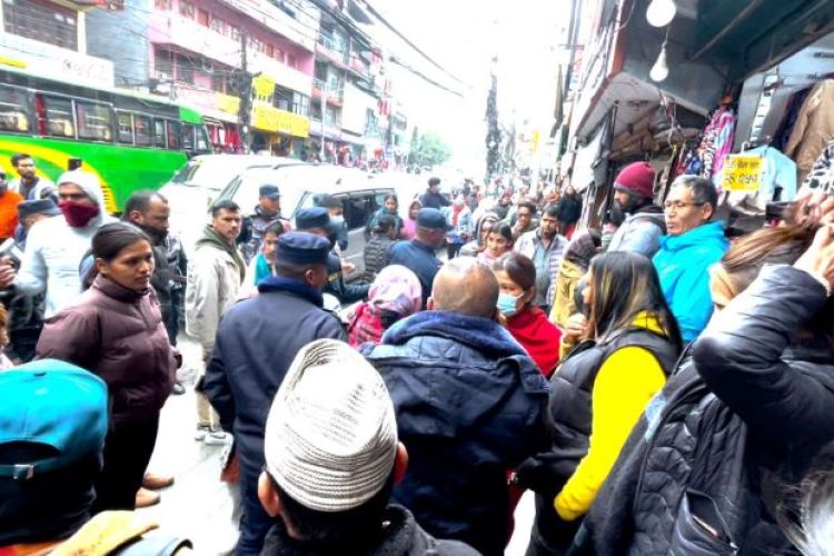 पोखरामा गगन थापाले गरे सहकारी पीडितलाई भेट्न इन्कार, पार्टी कार्यालय अगाडी झडप
