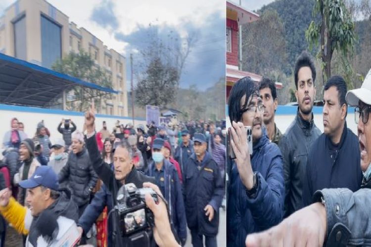 रास्वपा कार्यकर्ताद्वारा अदालत अगाडी प्रधानमन्त्रीविरुद्ध नाराबाजीः सुर्यदर्शन सहकारी पिडितहरुले गरे विरोध