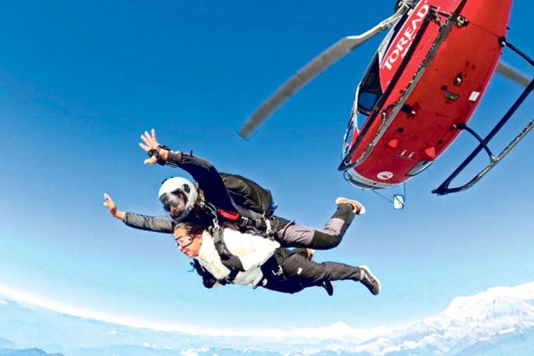 पोखरामा पहिलो पटक नेपाली प्रशिक्षकद्वारा स्काइ डाइभिङ सुरू, कति लाग्छ शुल्क ?