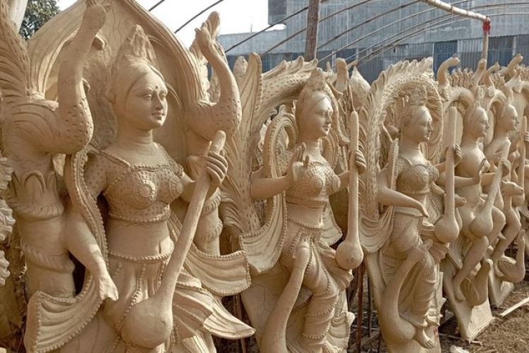 माता सरस्वतीको मूर्ति बनाउन व्यस्त कुमालेहरू, ५० हजार आम्दानी गर्ने लक्ष्य