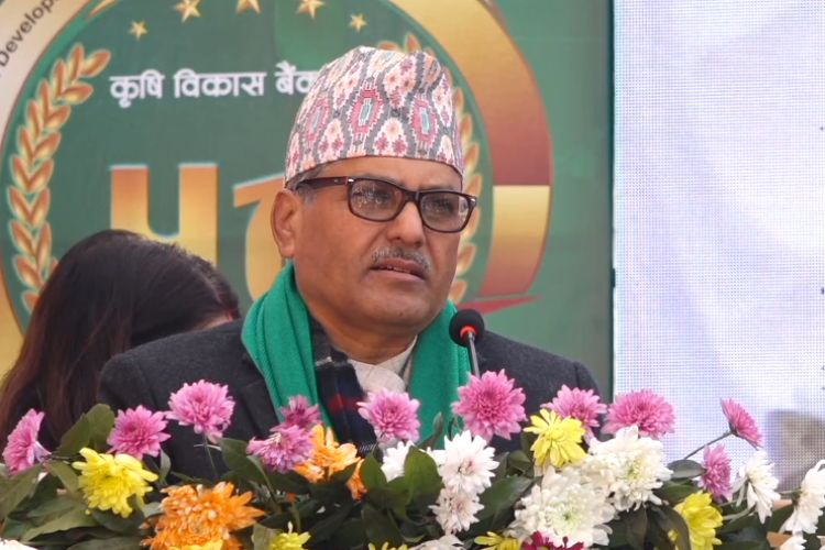बैंकिङ् सिस्टममा आएको अराजकताको बारेमा सरोकारवालाहरुसँग छलफल गरिँदैछ : गभर्नर अधिकारी