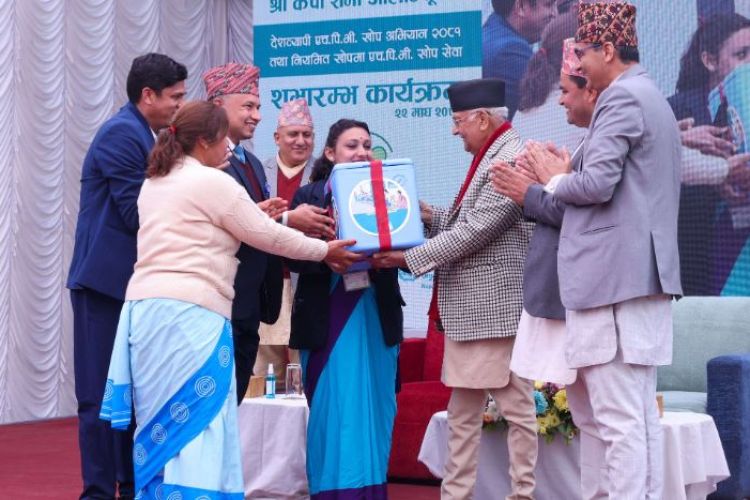प्रधानमन्त्री ओलीबाट एचपिभी खोप अभियान शुुभारम्भ