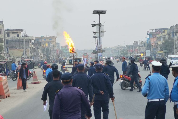 सरकारी अस्पतालमा सुधारको माग गर्दै मुख्यमन्त्री सिंहको पुतला दहन