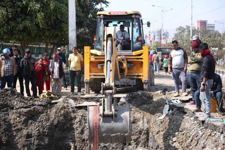 बबरमहलमा फुटेको मेलम्ची खानेपानीको पाइप मर्मतको काम सुरु