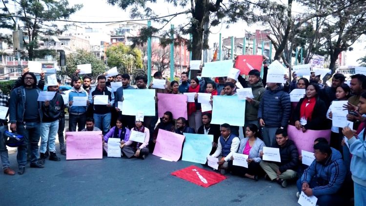 भारतमा मृत फेला परेकी प्रकृति लम्सालका लागि न्याय माग्दै विरोध प्रदर्शन