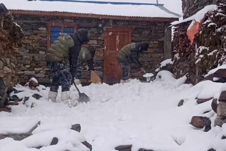गोरखाको साम्दो पद यात्रामा ३ फिटसम्म हिउँः सावधान रहन सशस्त्र प्रहरीको आग्रह