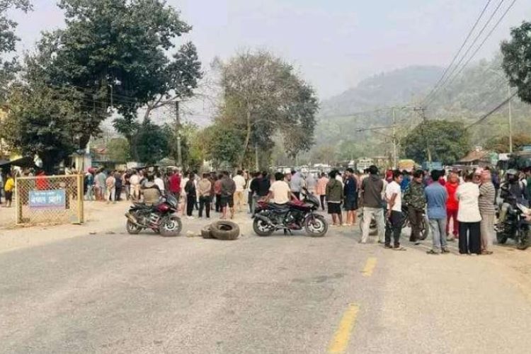 बस र म्याजिक भ्यान ठोक्किँदा एक जनाको मृत्यु