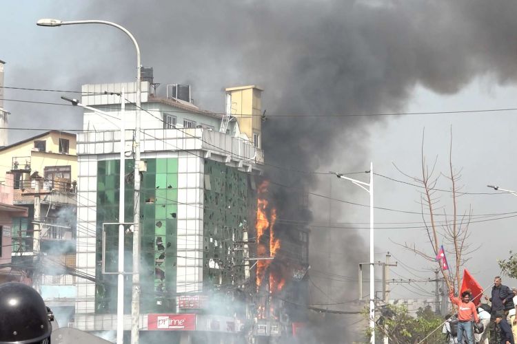 राजावादीहरुको आमसभा विथोलियो, घरमा लागेको आगो नियन्त्रणको प्रयास