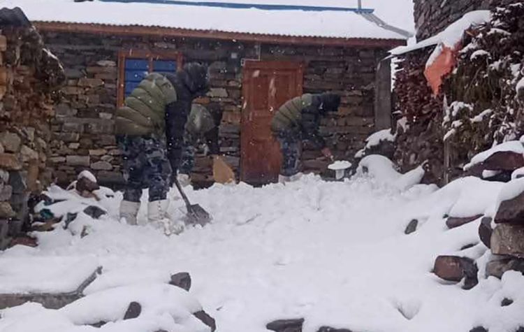गोरखाको साम्दो पद यात्रामा ३ फिटसम्म हिउँः सावधान रहन सशस्त्र प्रहरीको आग्रह