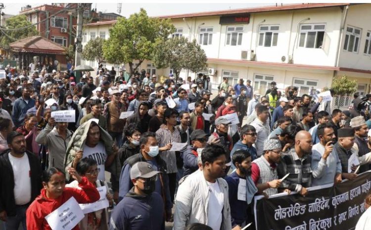 कुलमान घिसिङको वर्खास्तविरुद्ध प्रदर्शन, सरकार फाल्ने उद्घोष