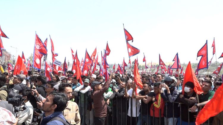 तीनकुनेमा राजावादीको प्रदर्शन, रिङ्गरोड भित्र छिर्न नदिन प्रमुख लेनमा प्रहरीको बार
