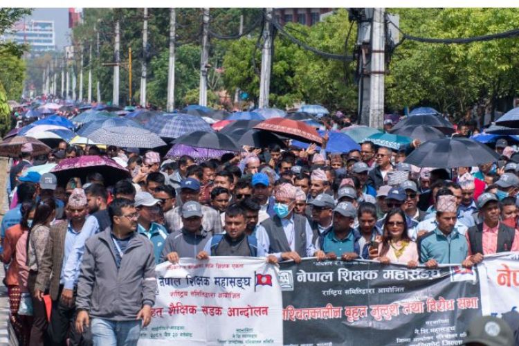 विहानैदेखि शिक्षकहरू प्रर्दशनमा, सडक अस्तव्यस्त