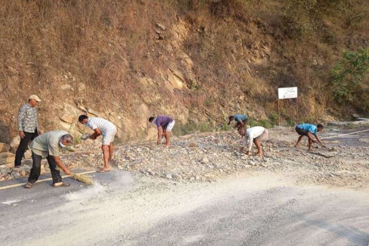 निर्माण व्यवसायीले बेवास्ता गरेपछि स्थानीय आफैँ जुटे सडक जोगाउन 