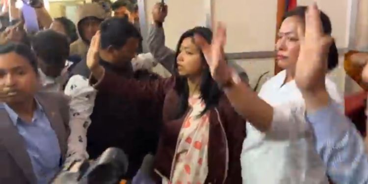 प्रशासकीय अधिकृतको स्वागतमा डंगोल, निषेधमा मेयर बालेन साह