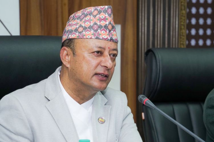 उर्जा मन्त्री खडकाले झोक्किदै भने, ‘तीन दिनभित्र फाइल छिनोफानो गर्नु'