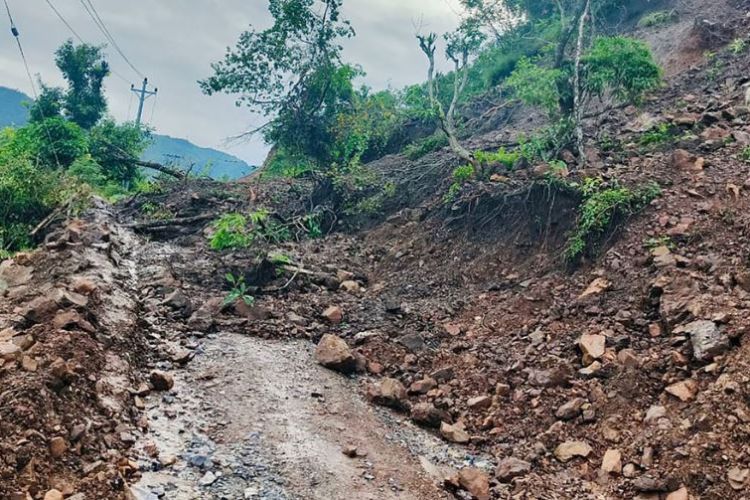 पहिरोले राप्ती राजमार्ग पूर्ण रूपमा अवरुद्ध