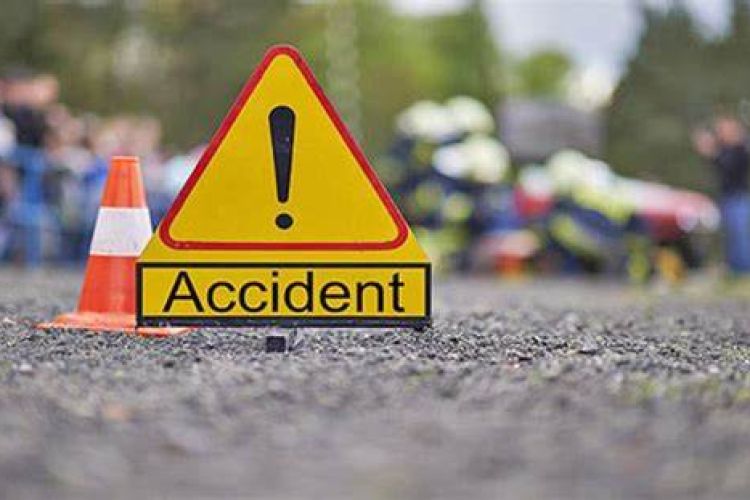चन्द्रागिरिमा सडकमाथिबाट खसेको पहिरोले पुरियो गाडी