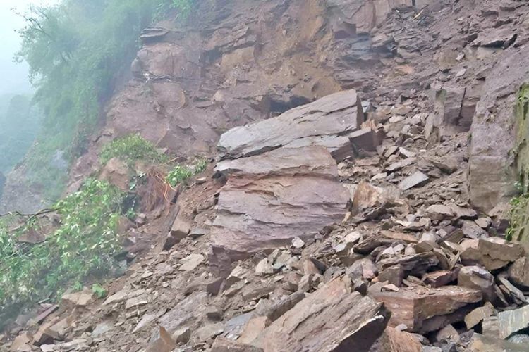 चार ठाउँमा खसेको पहिरोले पासाङल्हामु राजमार्ग अवरुद्ध