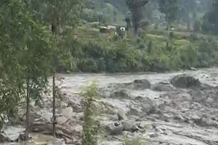 त्रिशुली नदीमा बाढी आउँदा दुई जना फसे, हेलिकोप्टरमार्फत उद्धार गरिँदै