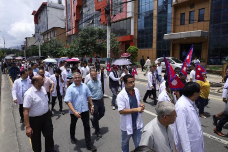  चिकित्सक माइतीघरमा विरोधमा व्यस्त, बिरामीहरू अस्पतालमा अलपत्र 