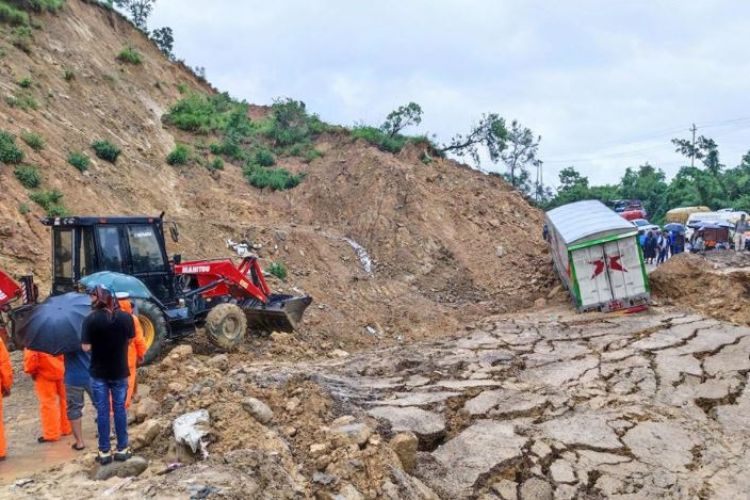 दाउन्नेमा सडक भासियोः बर्दघाट–दुम्किबास खण्डमा यातायात अवरुद्ध