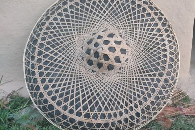 थारु समुदायको मौलिक पहिचान छतरी हराउँदै