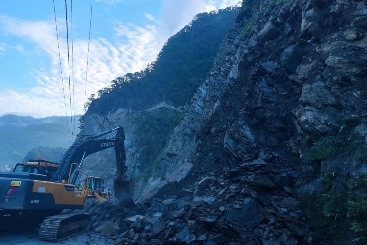 पन्छाएको केहीबेरमा पुनः खस्यो तुइनखोलामा पहिरो, सडक फेरि अवरूद्ध