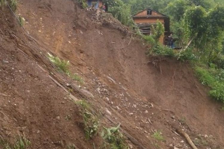 बैतडीको डोल गाउँमा २०१८ सालदेखि खसिरहेछ पहिरो