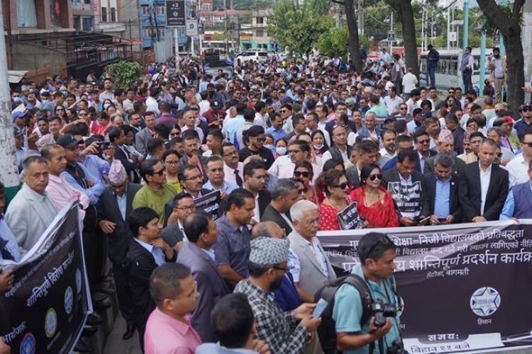कालोपट्टी बाँधेर प्रदर्शनमा उत्रिए निजी विद्यालय सञ्चालकहरु