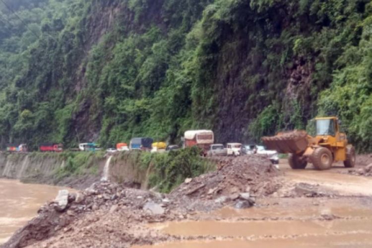 पहिरोले अवरुद्ध भएको काठमाडौं–मुग्लिन सडक खुल्यो