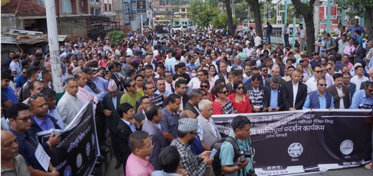 कालोपट्टी बाँधेर प्रदर्शनमा उत्रिए निजी विद्यालय सञ्चालकहरु