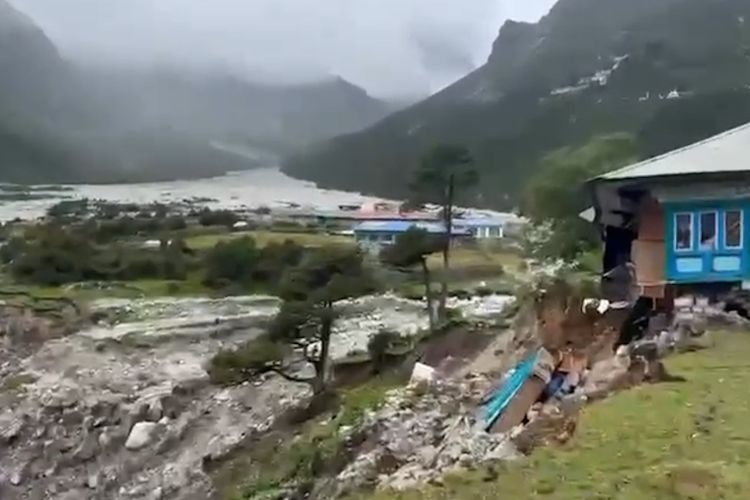 सप्तकोसीमा पानीको सतह बढ्दै, सोलुमा थामे खोलाले ५ घर बगायो