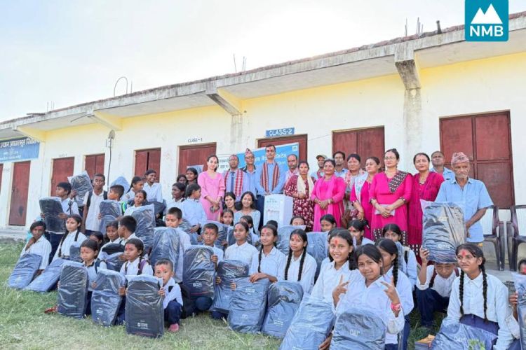 एनएमबि बैंकद्धारा श्री अमर जैन विद्यालयमा स्कुल ब्याग र व्वाटर डिस्पेन्सर हस्तान्तरण