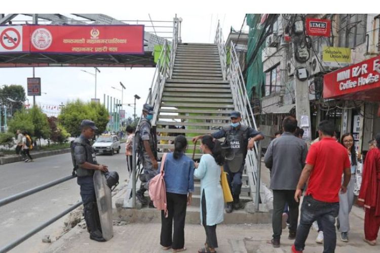 कर्फ्यु र निषेधाज्ञा खुकुलो बनाउँदै, सडकमा बढ्यो चहलपहल