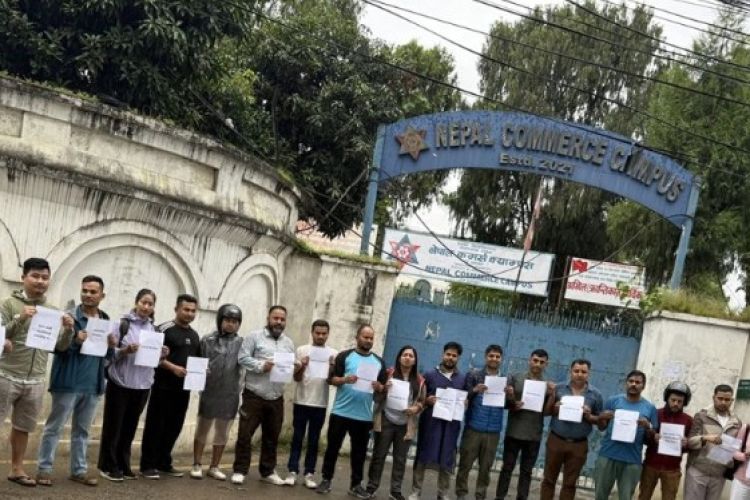संविधान रक्षाको माग गर्दै कमर्स क्याम्पसमा पनि विद्यार्थीको प्रदर्शन