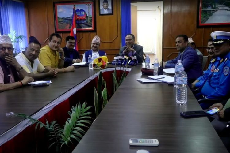 मुख्य सडक अवरुद्ध भएपछि यातायात मन्त्रालयमा आकस्मिक बैठक