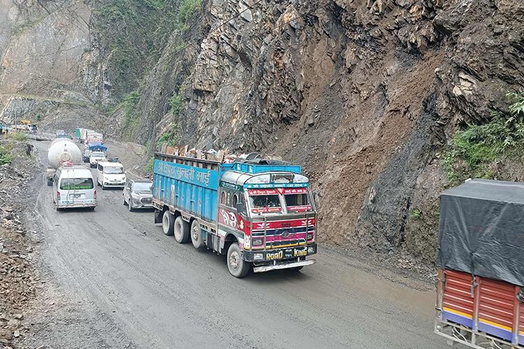 तुइन खोलाको पहिरो हटाइयो, बल्ल खुल्यो पृथ्वी राजमार्ग