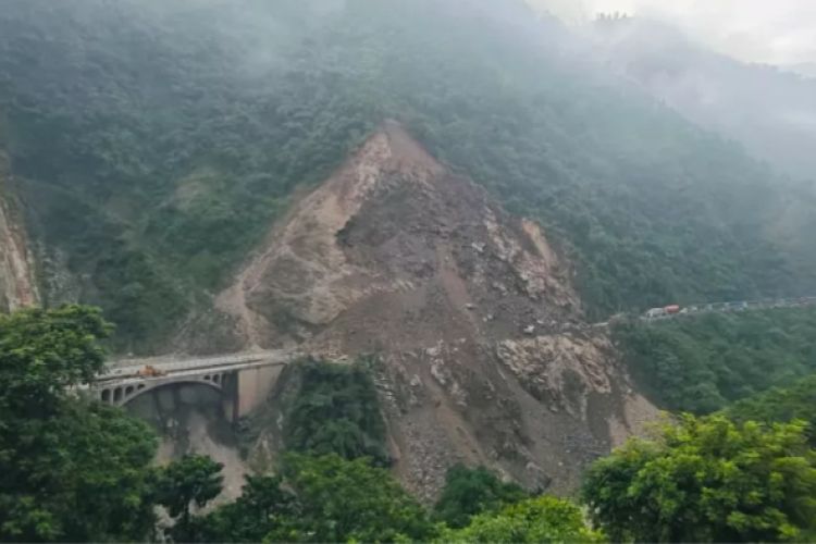 मुग्लिन नारायणघाट सडकखण्डको पहिरो पन्छाउने काम सुरु