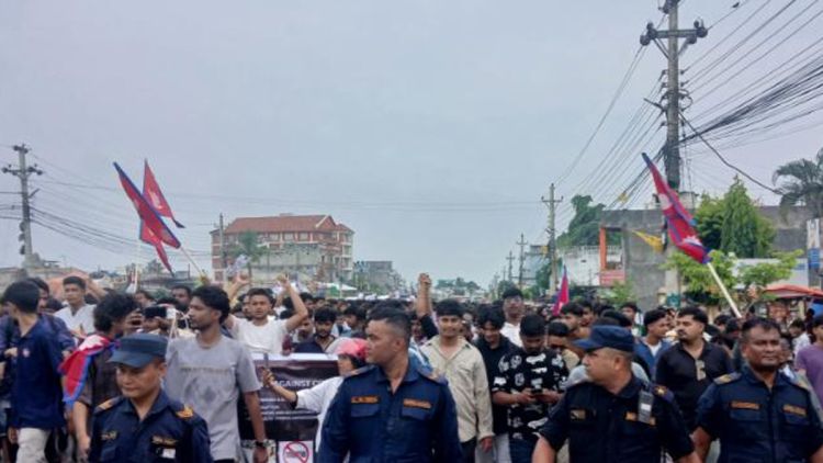 दमकमा प्रधानमन्त्रीको घरतिर अघि बढे प्रदर्शनकारी