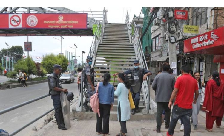 कर्फ्यु र निषेधाज्ञा खुकुलो बनाउँदै, सडकमा बढ्यो चहलपहल