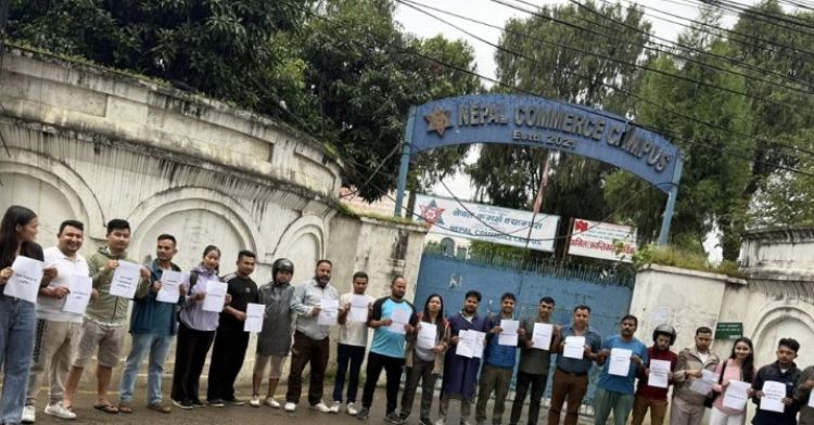 संविधान रक्षाको माग गर्दै कमर्स क्याम्पसमा पनि विद्यार्थीको प्रदर्शन