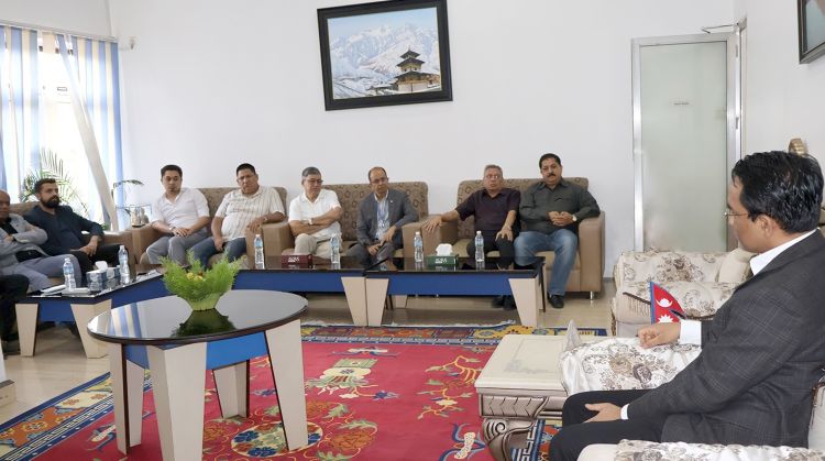 पूर्णरुपमा सञ्चालनमा आए बैंक, व्यवसायी र बैंकरसंग छलफलमा गभर्नर