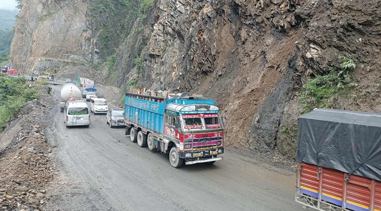 तुइन खोलाको पहिरो हटाइयो, बल्ल खुल्यो पृथ्वी राजमार्ग
