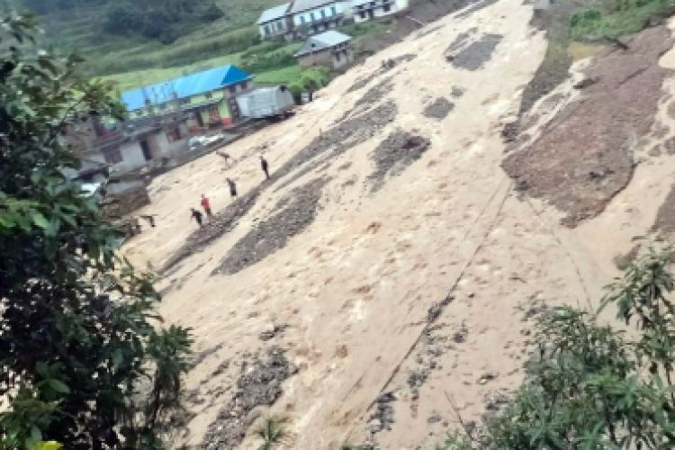 रोशी र बेथानचोक गाउँपालिकाका एक सय जनालाई सुरक्षित स्थानमा सारियो