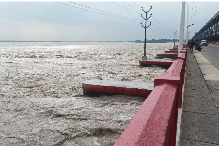 सप्तकोशीको बाढीले यस वर्ष पहिलोपटक खतराको तह पार गर्‍यो, ५६ वटै ढोका खोलियो