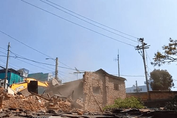 थापाथलीमा गुठीको जग्गामा महानगरको डोजर