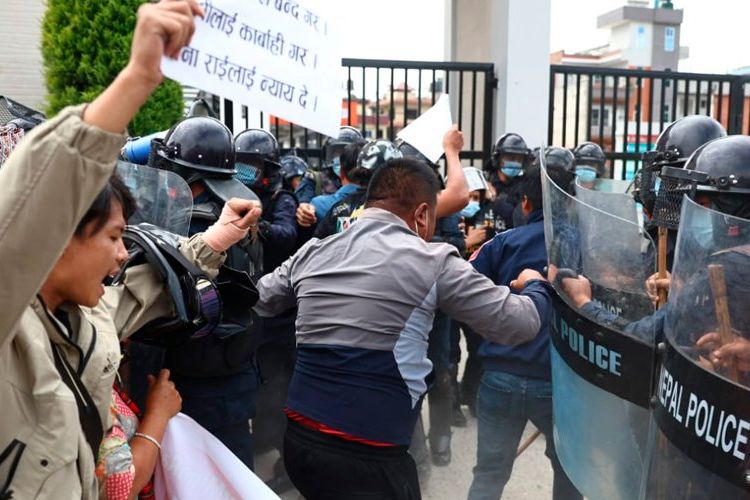 किष्ट अस्पतालमा तनाव, प्रहरीसँग घम्साघम्सी